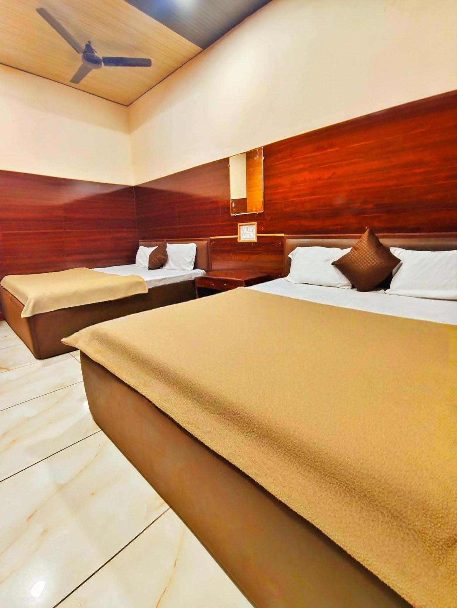 Hotel Om Palace Uddzsaín Kültér fotó